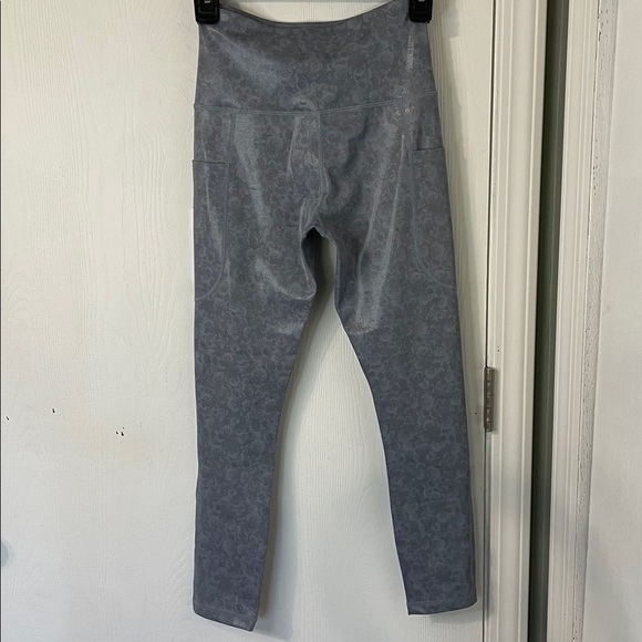 ZYIA NWT Slate Floral Pocket Light In Tight 7/8 24” Leggings Metallic Size 2 - Picture 6 of 11